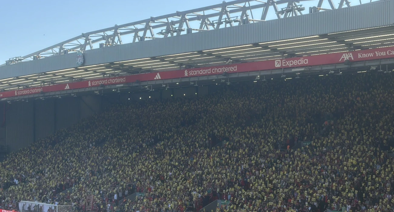 &laquo;&Kappa;ί&tau;&rho;&iota;&nu;&eta; &delta;&iota;&alpha;&mu;&alpha;&rho;&tau;&upsilon;&rho;ί&alpha;&raquo; &sigma;&tau;&omicron; Anfield: &Omicron;&iota; &omicron;&pi;&alpha;&delta;&omicron;ί &tau;&eta;&sigmaf; &Lambda;ί&beta;&epsilon;&rho;&pi;&omicron;&upsilon;&lambda; &sigma;ή&kappa;&omega;&sigma;&alpha;&nu; &kappa;ά&rho;&tau;&epsilon;&sigmaf; &gamma;&iota;&alpha; &tau;&alpha; &epsilon;&iota;&sigma;&iota;&tau;ή&rho;&iota;&alpha;