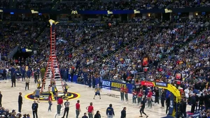 NBA: Η μασκότ των Νάγκετς πέτυχε απίθανο καλάθι από δύο σκάλες (vid)