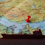 Εντολή Τραμπ για αποκλεισμό των Στενών του Ορμούζ – «Παράνομα τα διόδια του Ιράν»