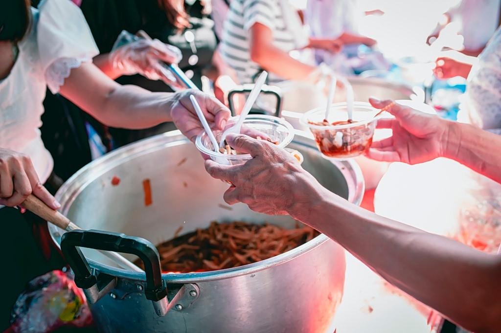 Γιατί μεγαλώνει ο αριθμός των ανθρώπων που δυσκολεύονται να εξασφαλίσουν τροφή – Πού οφείλεται η πείνα