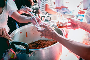 Γιατί μεγαλώνει ο αριθμός των ανθρώπων που δυσκολεύονται να εξασφαλίσουν τροφή – Πού οφείλεται η πείνα