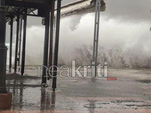 Κακοκαιρία «Erminio»: Σφοδρός ανεμοστρόβιλος στην Ιεράπετρα αναποδογύρισε νταλίκα και ξερίζωσε δέντρα