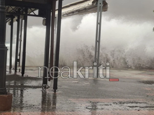 Κακοκαιρία «Erminio»: Σφοδρός ανεμοστρόβιλος στην Ιεράπετρα αναποδογύρισε νταλίκα και ξερίζωσε δέντρα