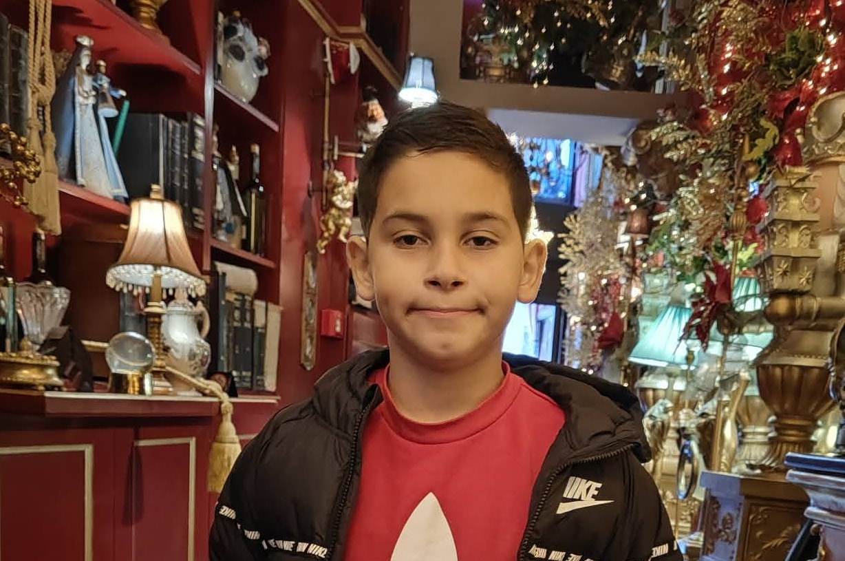 &Eta;&lambda;&epsilon;ί&alpha;: &Sigma;&upsilon;&gamma;&kappa;&lambda;&omicron;&nu;ί&zeta;&epsilon;&iota; &omicron; &pi;&alpha;&tau;έ&rho;&alpha;&sigmaf; &tau;&omicron;&upsilon; 13&chi;&rho;&omicron;&nu;&omicron;&upsilon; &pi;&omicron;&upsilon; &sigma;&kappa;&omicron;&tau;ώ&theta;&eta;&kappa;&epsilon; &mu;&epsilon; &pi;&alpha;&tau;ί&nu;&iota; &ndash; &laquo;&Kappa;&alpha;&lambda;ό &tau;&alpha;&xi;ί&delta;&iota; bro &mu;&omicron;&upsilon;&hellip;&raquo;