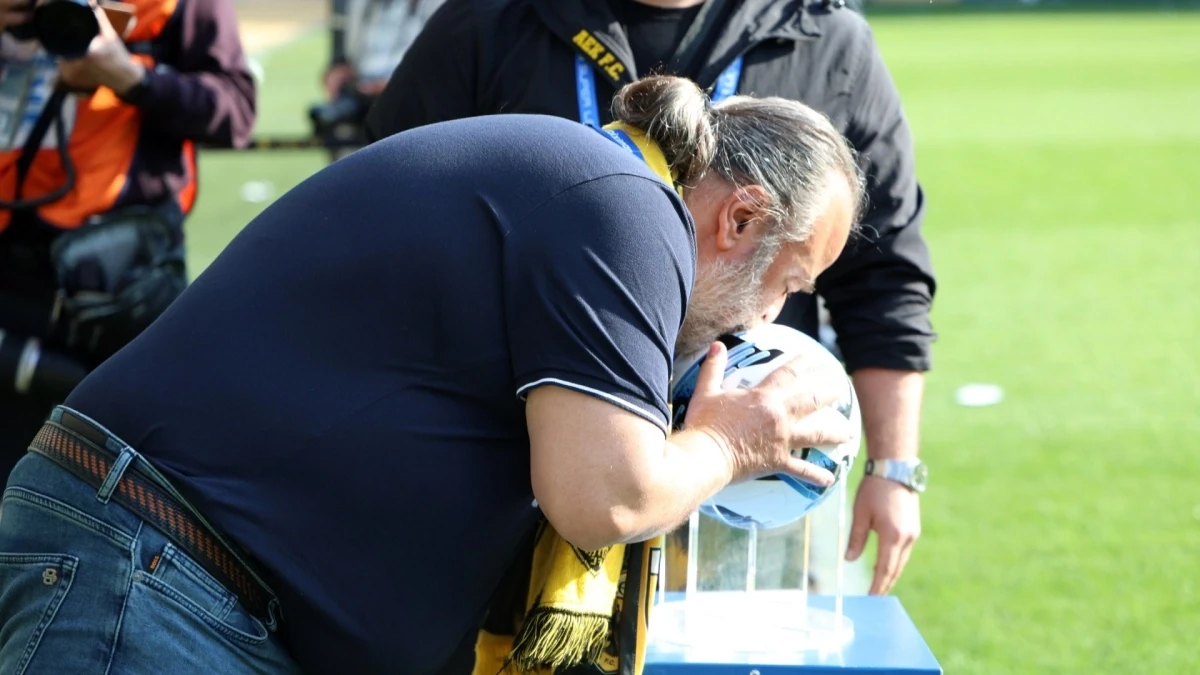 O Mά&rho;&iota;&omicron;&sigmaf; &Eta;&lambda;&iota;ό&pi;&omicron;&upsilon;&lambda;&omicron;&sigmaf; &phi;ί&lambda;&eta;&sigma;&epsilon; &tau;&eta; &mu;&pi;ά&lambda;&alpha; &pi;&rho;&iota;&nu; &tau;&omicron; &Alpha;&Epsilon;&Kappa;