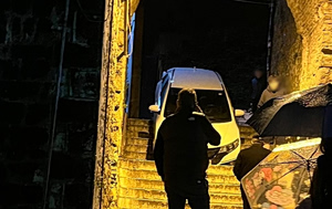 Οδηγός για… βραβείο: «Κόλλησε» το αυτοκίνητό του στα… σκαλιά πύλης του Κάστρου των Ιωαννίνων