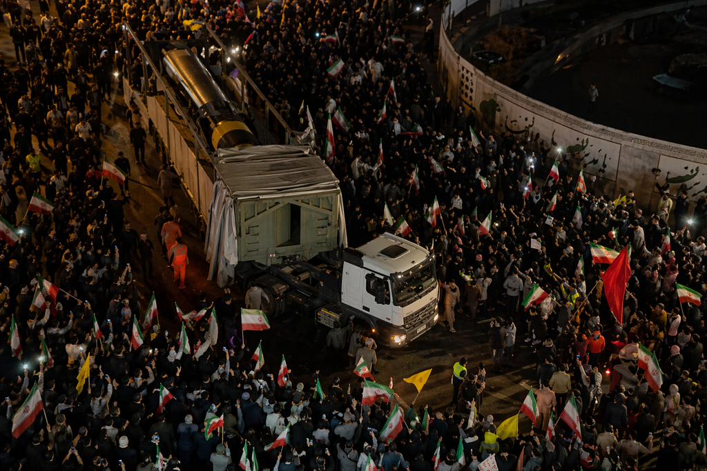 Μετά την παράταση εκεχειρίας του Τραμπ, «παρέλαση» πυραύλων στο κέντρο της Τεχεράνης