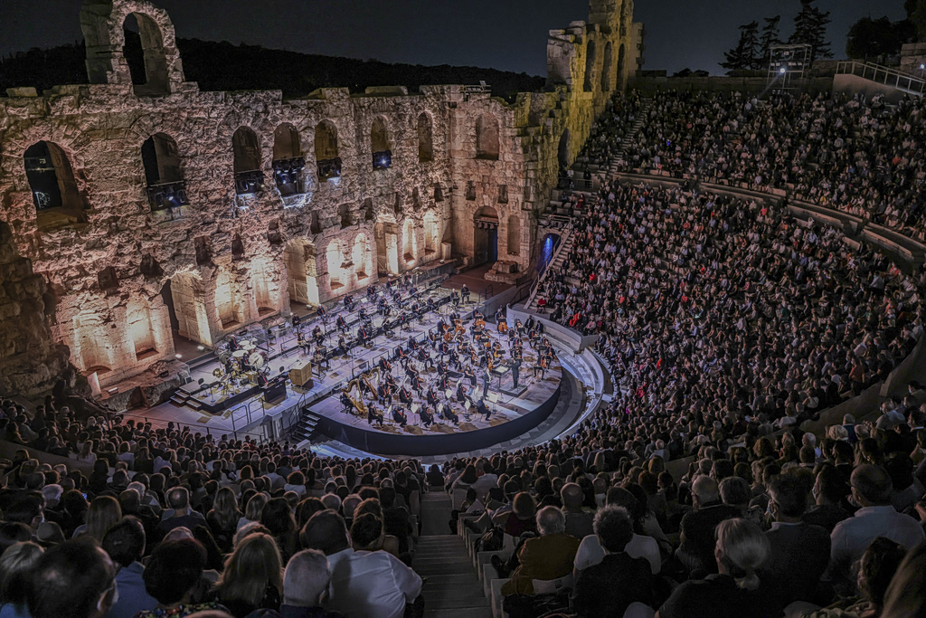 Ηρώδειο: «Αντίο» με Ξαρχάκο, «Εκάβη», «Λυσιστράτη»