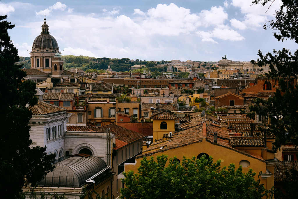 Η «αόρατη» πόλη της εργατιάς: Η κοινωνία που ζει στο περιθώριο μέσα στην Ευρώπη