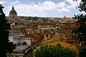 Η «αόρατη» πόλη της εργατιάς: Η κοινωνία που ζει στο περιθώριο μέσα στην Ευρώπη