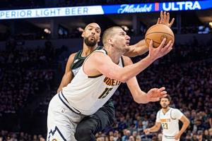 Εκτός ευατού ο Γιόκιτς: Έτρεξε όλο το γήπεδο για να «αρπάξει» τον ΜακΝτάνιελς – Ο λόγος που το έκανε (vid)