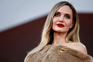 Χαμός με την Αντζελίνα Τζολί στη Σανγκάη: Φουντώνουν οι θεωρίες συνωμοσίας για… σωσία στα social media