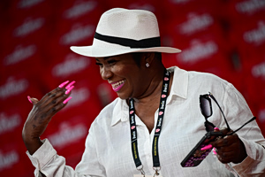 Ολυμπιακός – Μονακό: Εμφανίστηκε σαν σούπερ σταρ η μητέρα του Ταϊρίκ Τζόουνς (pics)