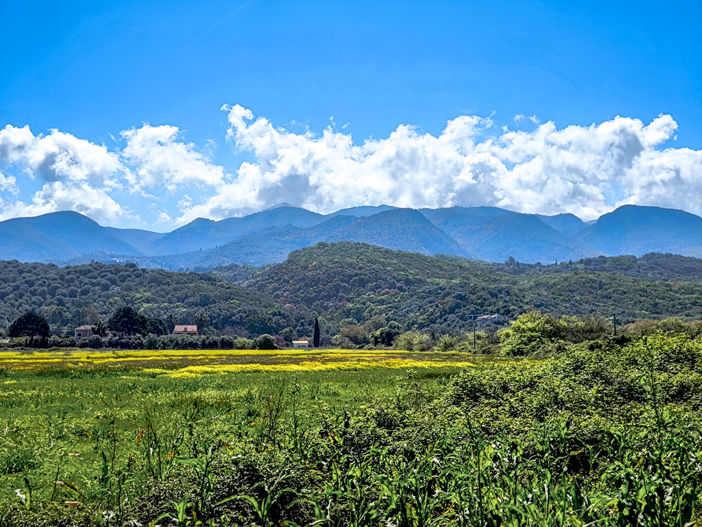 Καιρός: Ανοιξιάτικο ξεκίνημα με ηλιοφάνεια και… στο βάθος βροχές, βοριάδες και πτώση θερμοκρασίας