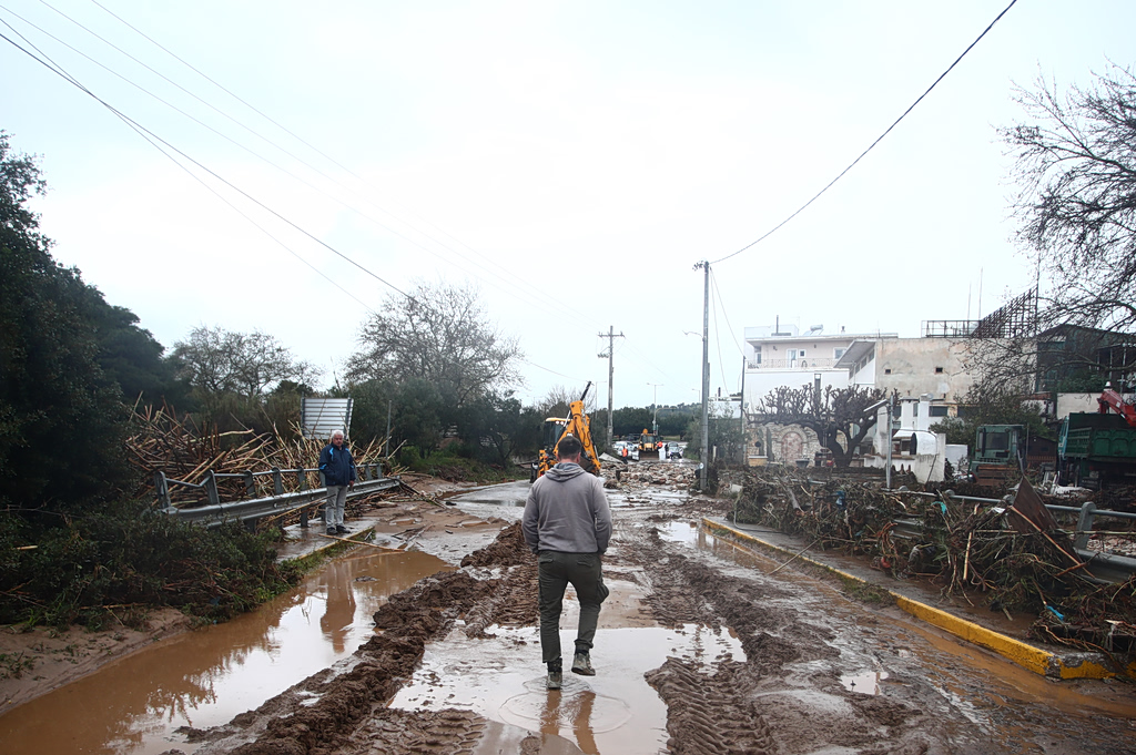 Νέα Μάρκη: Πώς έγινε η τραγωδία με ένα νεκρό από την κακοκαιρία – Βίντεο από το σημείο, Ι.Χ παρασύρθηκαν σε άλλες γειτονιές