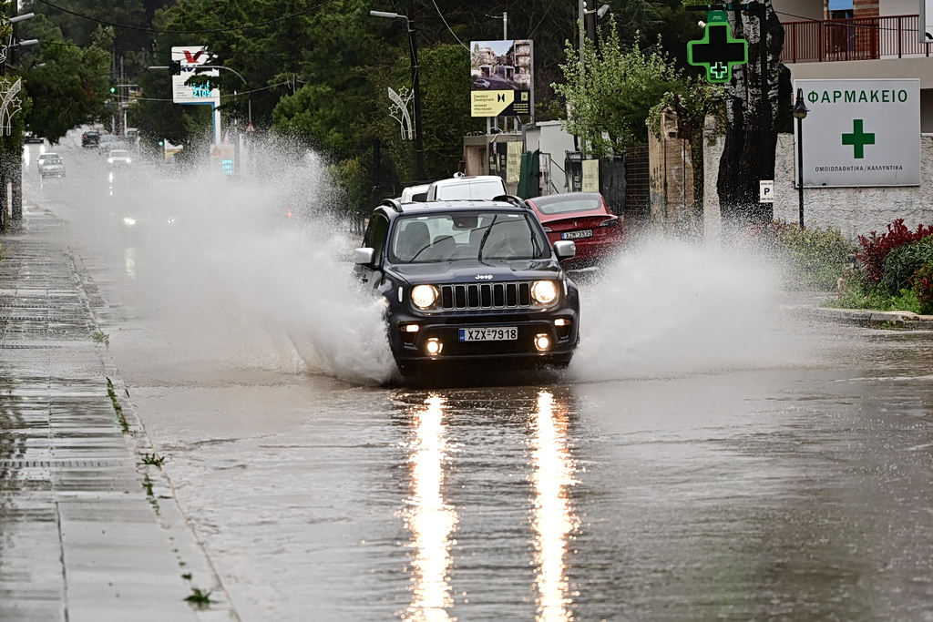 Επιμένει η κακοκαιρία Erminio: Βροχές, θυελλώδεις άνεμοι και αφρικανική σκόνη σε πέντε περιοχές