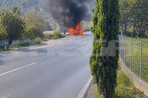 Θεσσαλονίκη: Βίντεο ντοκουμένο από την στιγμή που αυτοκίνητο τυλίγεται στις φλόγες