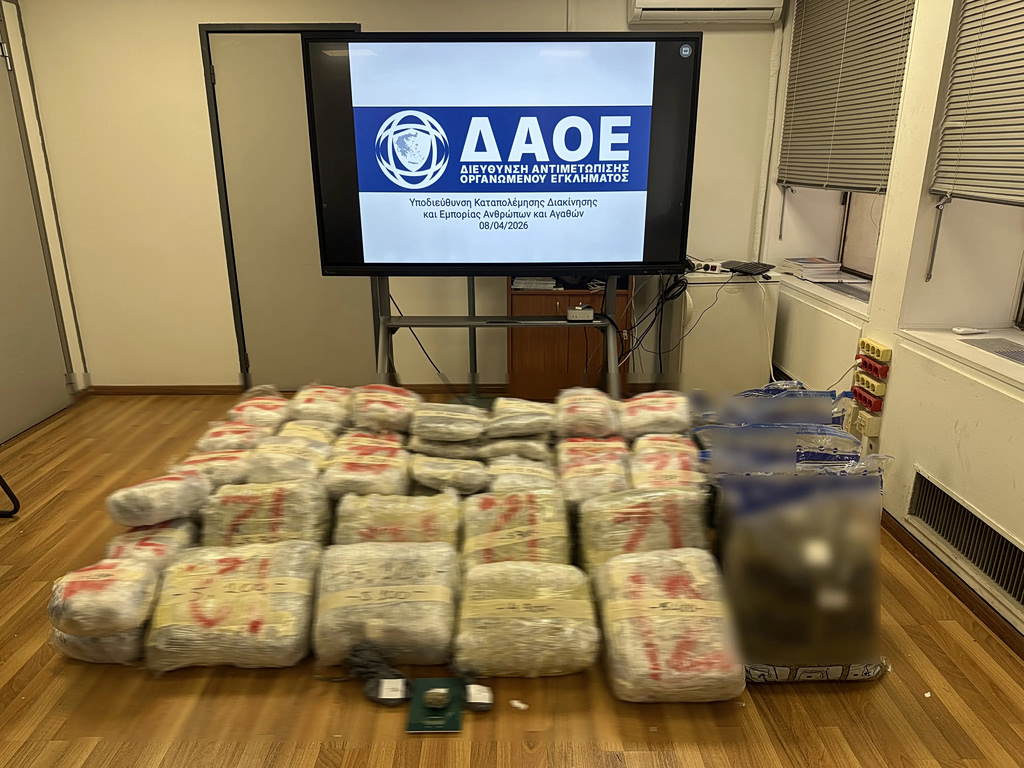 Διακινητές ναρκωτικών έκρυβαν σε αποθήκη στο κέντρο της Αθήνας πάνω από 164 κιλά κάνναβης (video)