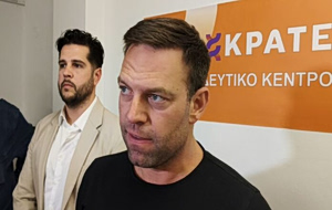 Κασσελάκης: «Ο κ. Τσίπρας ανήκει στο παρελθόν» – Βόλτα στο Βόλο με Τάιλερ και Φάρλει (video)