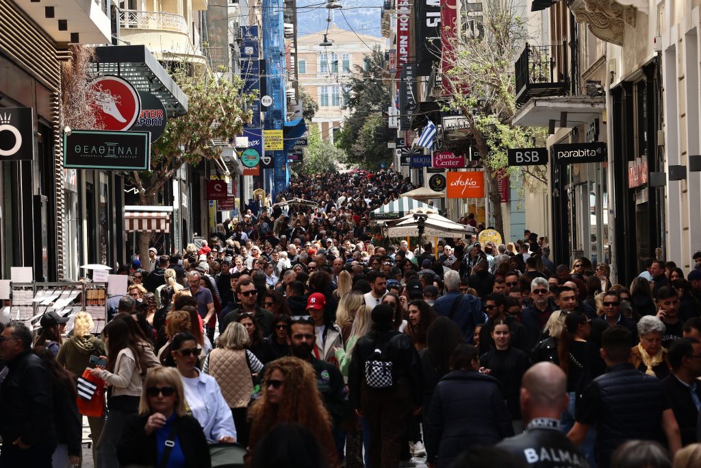 Μεγάλο Σάββατο: Το ωράριο λειτουργίας των καταστημάτων – Πότε θα ανοίξουν μετά το Πάσχα