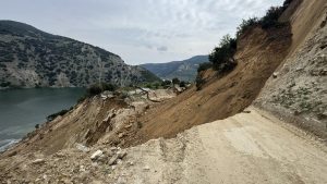 Κατολίσθηση στην παραλίμνια περιοχή Πολυφύτου έκοψε στα δύο την περιοχή μεταξύ Βελβεντού και Φράγματος (video)