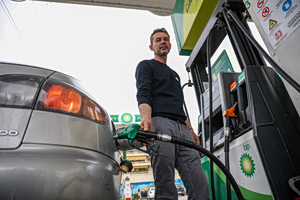 Καύσιμα: «Κλειδωμένα» στα 2 ευρώ μέχρι τον Σεπτέμβριο – Τι γίνεται με το Fuel Pass