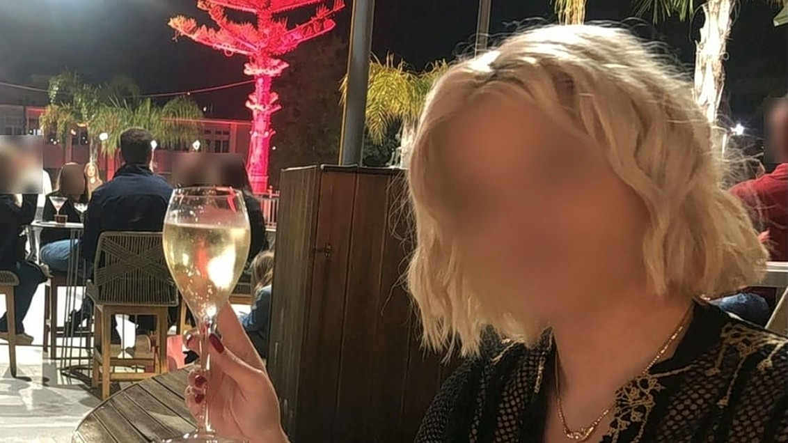 &Theta;ά&nu;&alpha;&tau;&omicron;&sigmaf; 19&chi;&rho;&omicron;&nu;&eta;&sigmaf; &sigma;&tau;&eta;&nu; &Kappa;&epsilon;&phi;&alpha;&lambda;&omicron;&nu;&iota;ά: &Nu;έ&alpha; &sigma;&tau;&omicron;&iota;&chi;&epsilon;ί&alpha; &laquo;&phi;&omega;&tau;&iota;ά&raquo; &ndash; &Omicron;&iota; &delta;ύ&omicron; &gamma;&upsilon;&nu;&alpha;ί&kappa;&epsilon;&sigmaf; &pi;&omicron;&upsilon; &mu;&pi;&omicron;&rho;&omicron;ύ&nu; &nu;&alpha; &lambda;ύ&sigma;&omicron;&upsilon;&nu; &tau;&omicron; &mu;&upsilon;&sigma;&tau;ή&rho;&iota;&omicron;