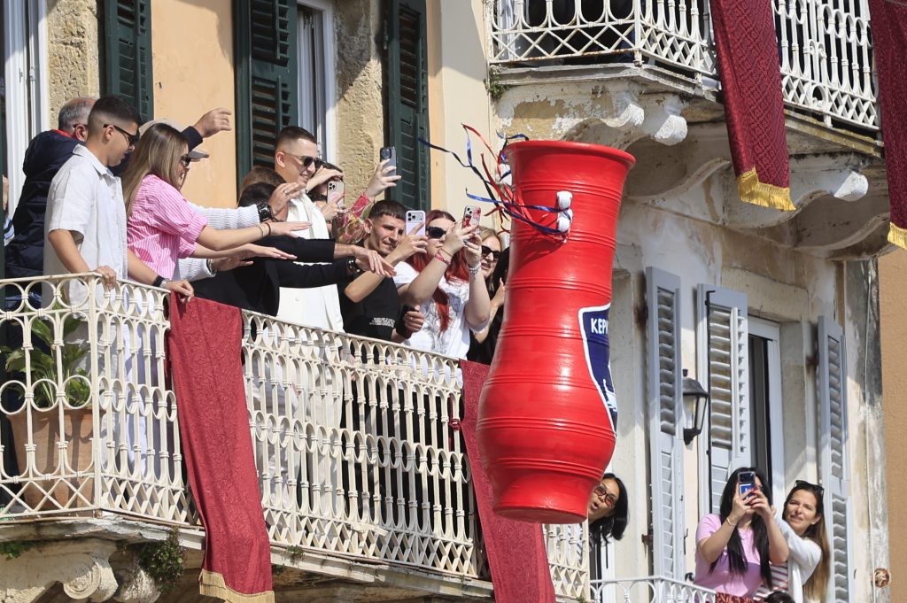 Το σπάσιμο των μπότηδων: Η ηχηρή Ανάσταση, εντυπωσιακές εικόνες από Κέρκυρα και Πρέβεζα – Η ιστορία εθίμου