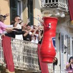 Το σπάσιμο των μπότηδων: Η ηχηρή Ανάσταση, εντυπωσιακές εικόνες από Κέρκυρα και Πρέβεζα – Η ιστορία εθίμου