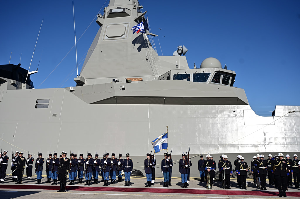 Live η επίσκεψη Μακρόν στη φρεγάτα «Κίμων» – Υπογραφή νέας αμυντικής συμφωνίας με Μητσοτάκη