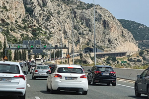 Σημειωτόν σε πολλά σημεία η επιστροφή των εκδρομέων – Αυξημένη κίνηση σε Αθηνών – Κορίνθο