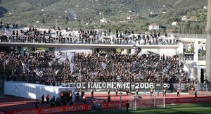 Συγκινητική τιμή στον Κλεομένη: Το μεγάλο πανό των οπαδών του ΠΑΟΚ στο Πανθεσσαλικό