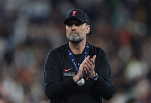 Σε διαφορετικό ρόλο ο Κλοπ, κατατάσσει τους πιο διάσημους σουπερ – ήρωες και δηλώνει φαν του Superman (vid)