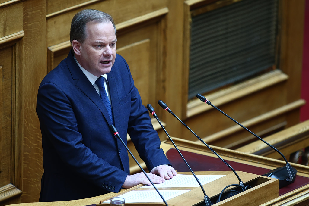 Πίεση στον Καραμανλή για «θετικό σήμα» στο συνέδριο