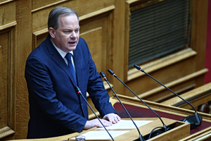 Πίεση στον Καραμανλή για «θετικό σήμα» στο συνέδριο