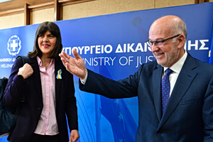 Στο υπουργείο Δικαιοσύνης η Λάουρα Κοβέσι – Συνάντηση με Φλωρίδη