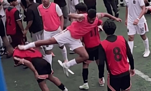 Σοκ σε αγώνα U20: Παίκτης εξαπέλυσε βίαιη κλωτσιά τύπου “kung-fu” σε αντίπαλο