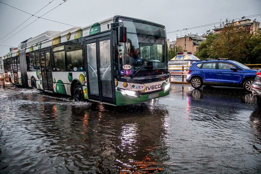 Εκτροπές κυκλοφορίας στα Σπάτα λόγω της κακοκαιρίας