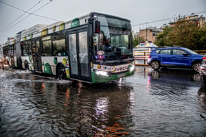 Εκτροπές κυκλοφορίας στα Σπάτα λόγω της κακοκαιρίας