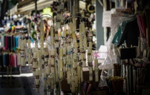 Εορταστικό ωράριο – Μεγάλη Παρασκευή: Τι ώρα θα λειτουργήσουν τα καταστήματα σήμερα