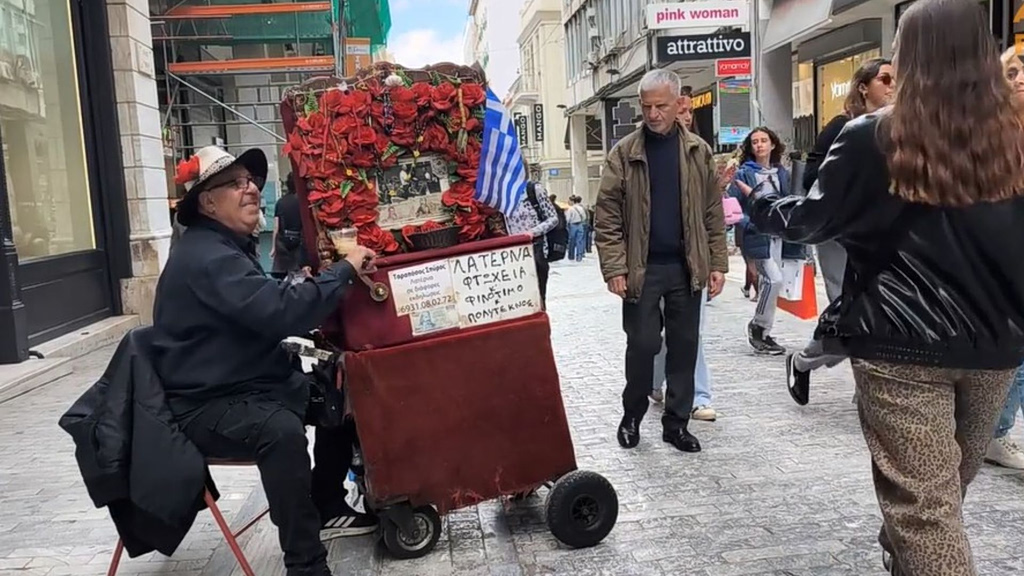 Ο άνθρωπους που διατηρεί ζωντανή την παράδοση της λατέρνας στην Ερμού εύχεται καλό Πάσχα (Video)