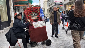 Ο άνθρωπους που διατηρεί ζωντανή την παράδοση της λατέρνας στην Ερμού εύχεται καλό Πάσχα (Video)