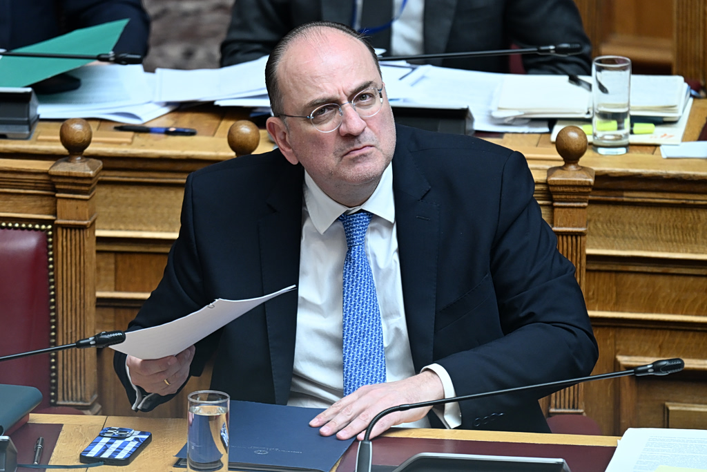 Λαζαρίδης: Η αντιπολίτευση ζητά την αποπομπή του μετά τον ντόρο που προκάλεσε η επίδειξη του πτυχίου του