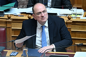 Λαζαρίδης: Η αντιπολίτευση ζητά την αποπομπή του μετά τον ντόρο που προκάλεσε η επίδειξη του πτυχίου του