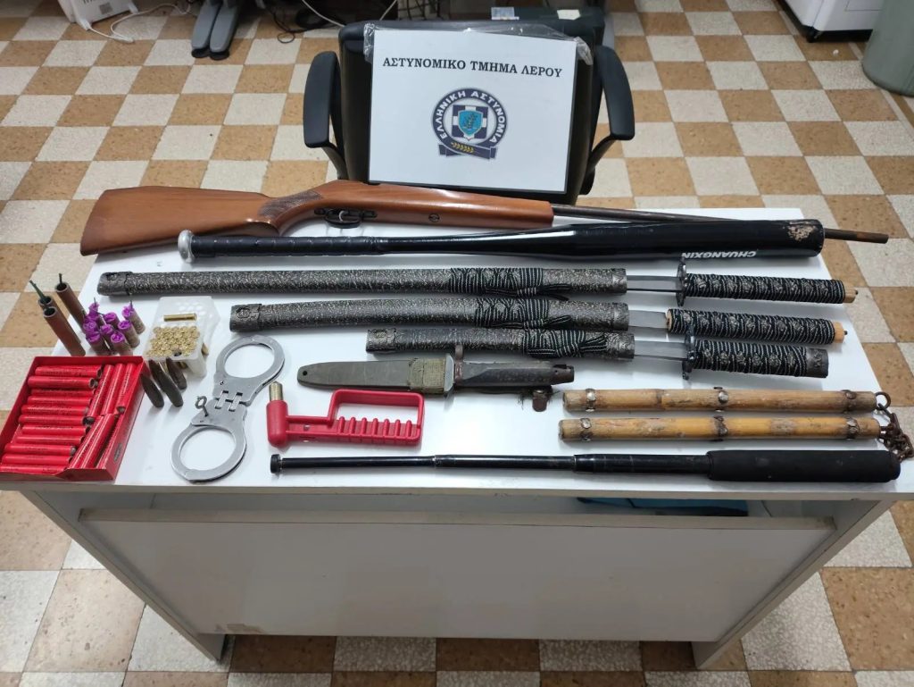 Οι έλεγχοι για βεγγαλικά στη Λέρο αποκάλυψαν μίνι οπλοστάσιο με σπαθιά «Katana», τυφέκιο και σφαίρες