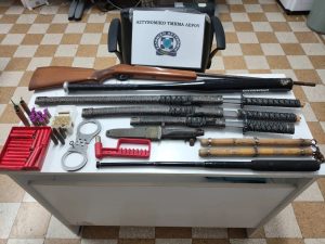 Οι έλεγχοι για βεγγαλικά στη Λέρο αποκάλυψαν μίνι οπλοστάσιο με σπαθιά «Katana», τυφέκιο και σφαίρες