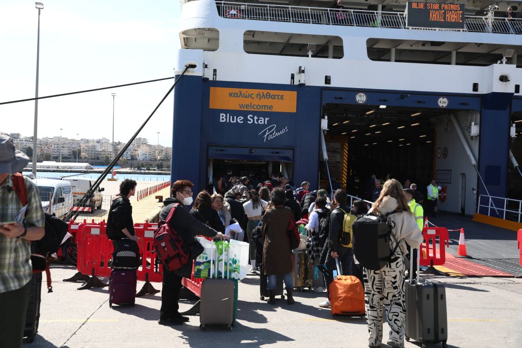 Λιγότεροι επιβάτες προς τα νησιά