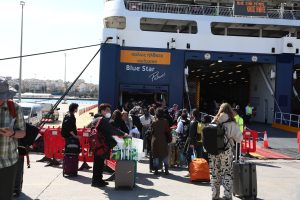 Λιγότεροι επιβάτες προς τα νησιά