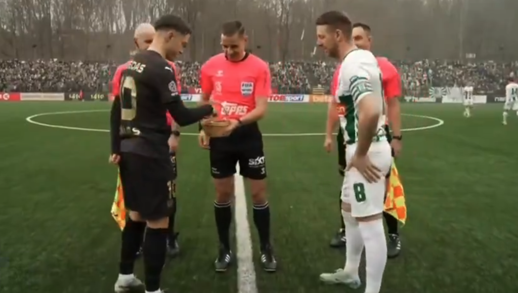 Λιθουανία: Αγώνας ποδοσφαίρου ξεκίνησε με τσούγκρισμα αυγών αντί για ρίψη κέρματος!