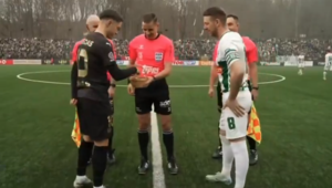 Λιθουανία: Αγώνας ποδοσφαίρου ξεκίνησε με τσούγκρισμα αυγών αντί για ρίψη κέρματος!